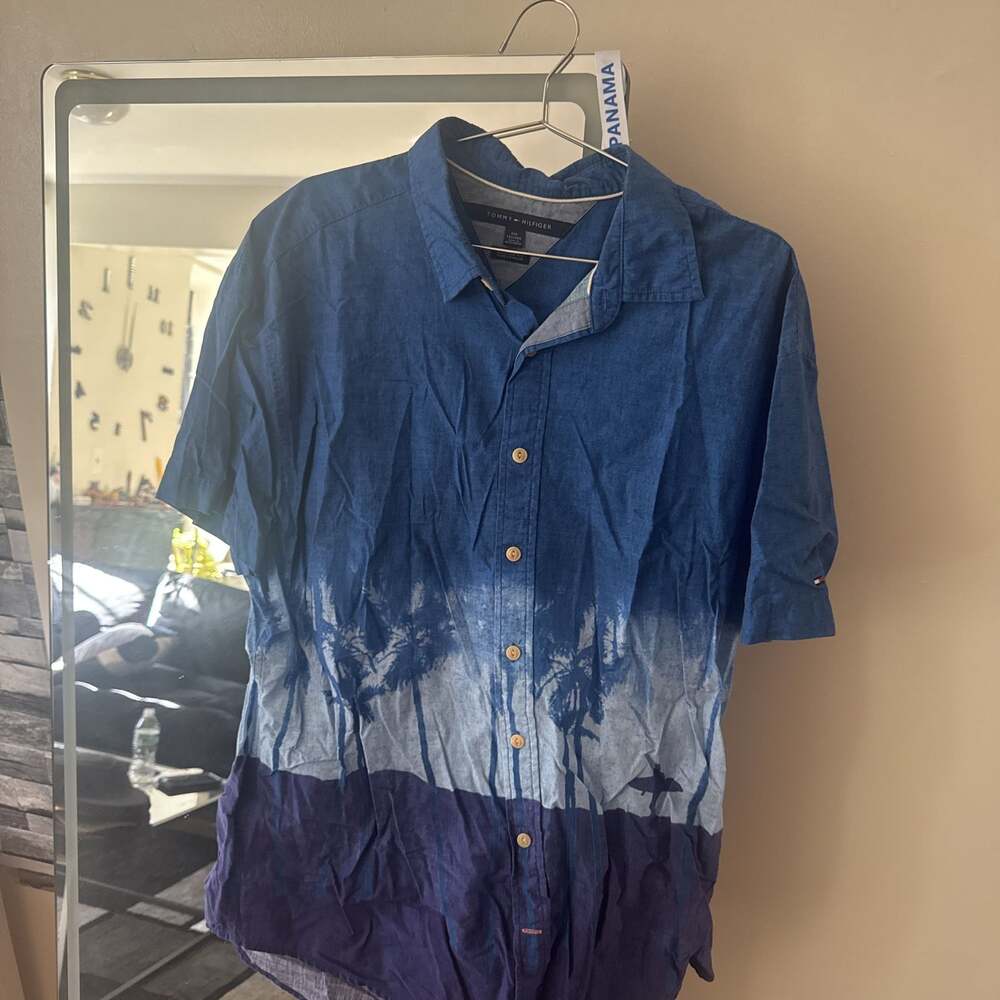 American Eagle Outfitters Blue Ombre Short Sleeve Button-Up Shirt